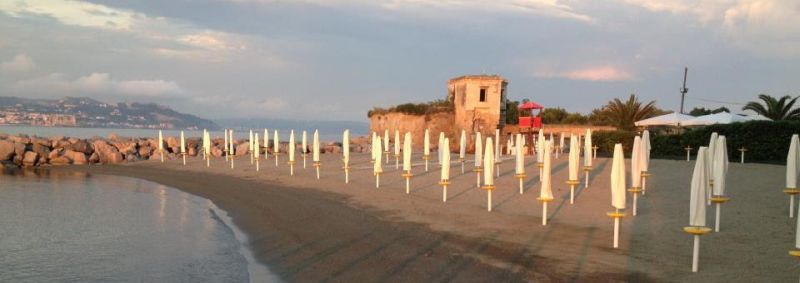 La Spiaggia Del Castello Di Baia