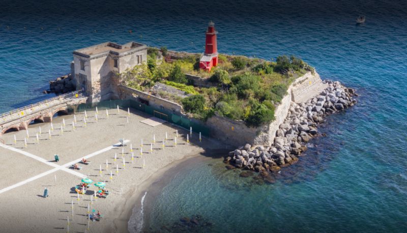 La Spiaggia Del Castello Di Baia