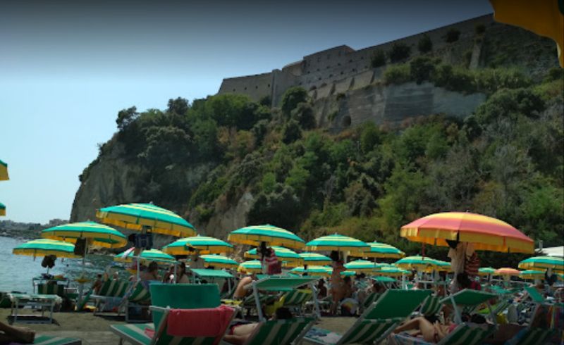 La Spiaggia Del Castello Di Baia