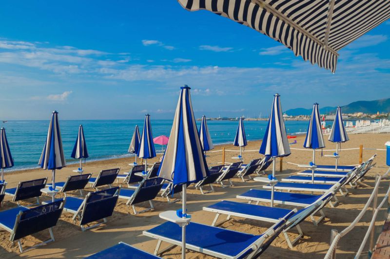 De & De Beach