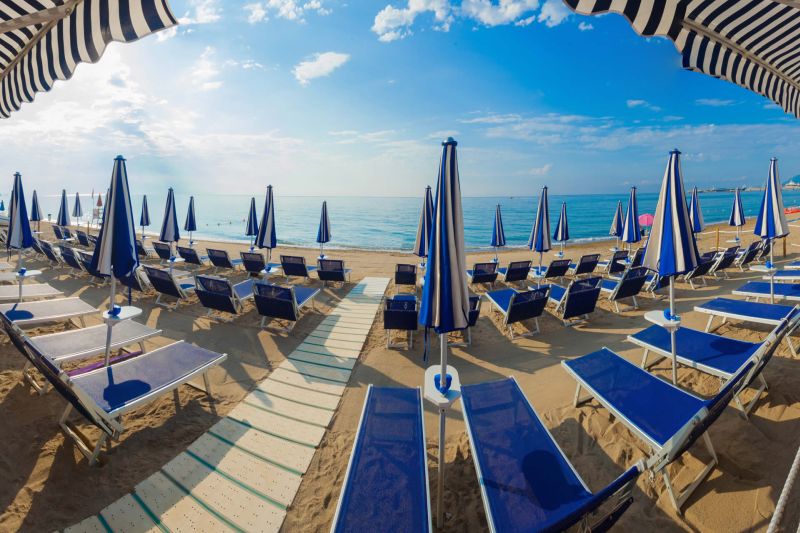 De & De Beach
