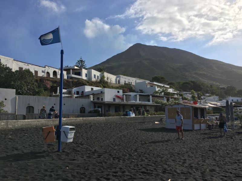 Lido Black Beach